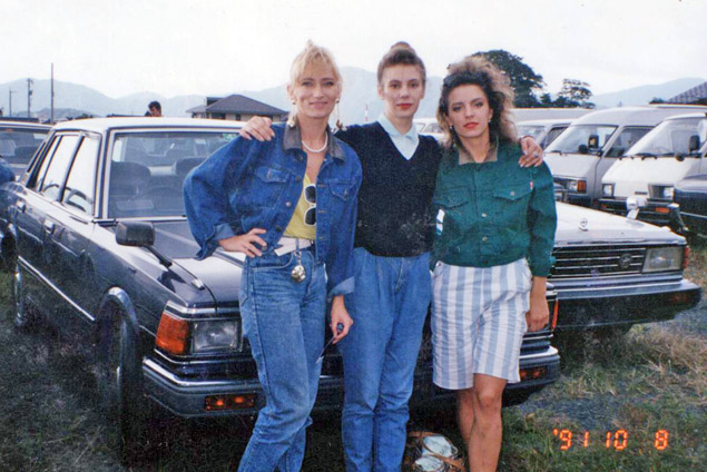 1991 год. Ольга Хохлова, Светлана Глухова, Лариса Белоброва на фоне символа Владивостока - японских подержанных авто